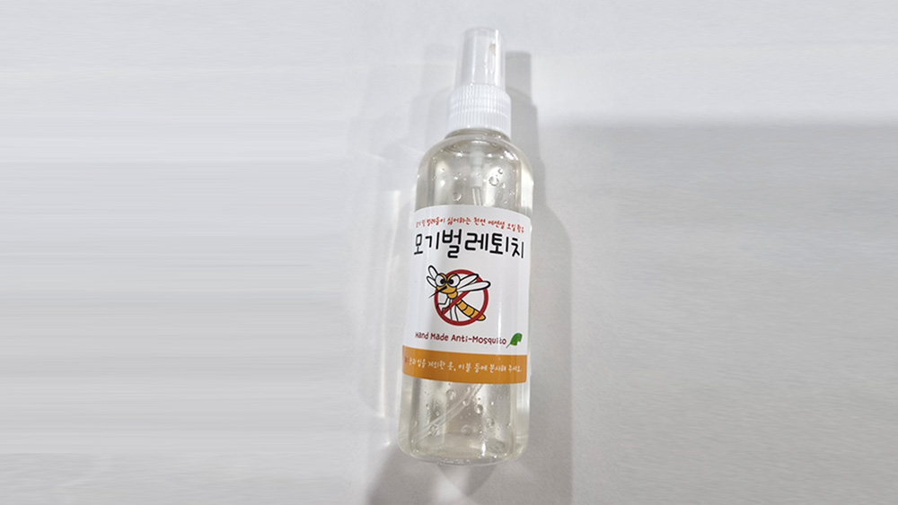 식물을 넣은 차량용 아로마 디퓨저 4개를 정면에서 찍은 사진