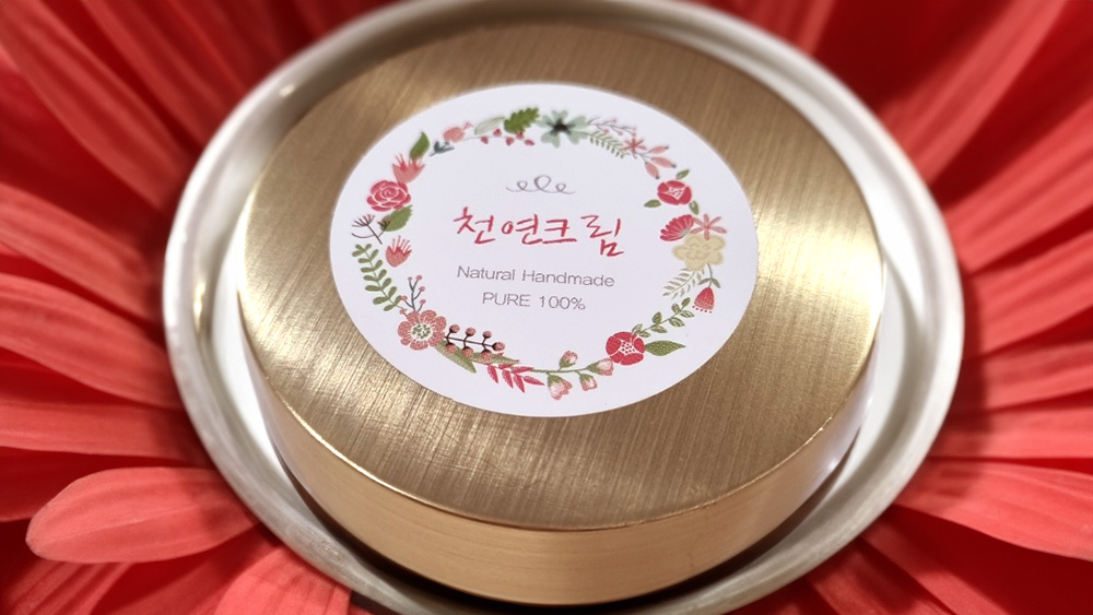 식물을 넣은 차량용 아로마 디퓨저 4개를 정면에서 찍은 사진